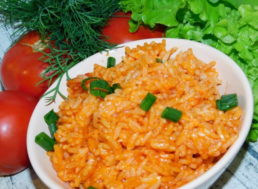 1. Этап. Томатный рис с сыром: Готовый рис украсьте свежей зеленью и подавайте к столу. Приятного аппетита!