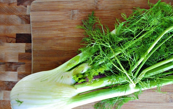 1. Этап. Салат с капустой и фенхелем: 1. Белую часть фенхеля нарубите тонкими полукольцами. 1/3 листьев измельчите для заправки.