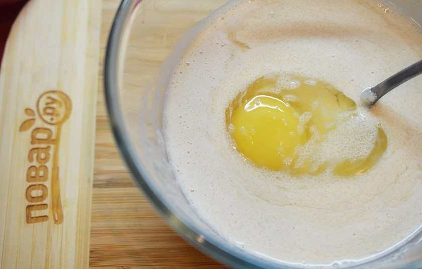 1. Этап. Блины манные: 2. Добавьте желток. Перемешайте.