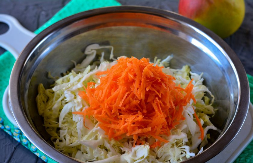 1. Этап. Квашеная капуста с морковью и яблоками: Натрите морковку на терке и добавьте к капусте.