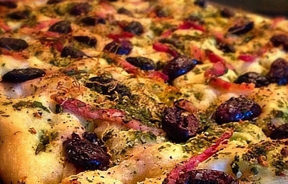 1. Этап. Фокачча с оливками и беконом: 5. Отправьте тесто в разогретую до 210 градусов духовку на 25-30 минут. Достаньте из духовки выпечку и остудите немного, затем уже подавайте.