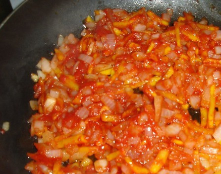 1. Этап. Човлент по-закарпатски: Спассеровать лук и морковь на растительном масле, добавить паприку и томатную пасту.