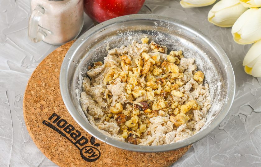 1. Этап. Яблочный гратен: Тщательно перетрите все между собой практически в крошку. Затем в руках раскрошите ядра грецких орехов и добавьте в емкость.