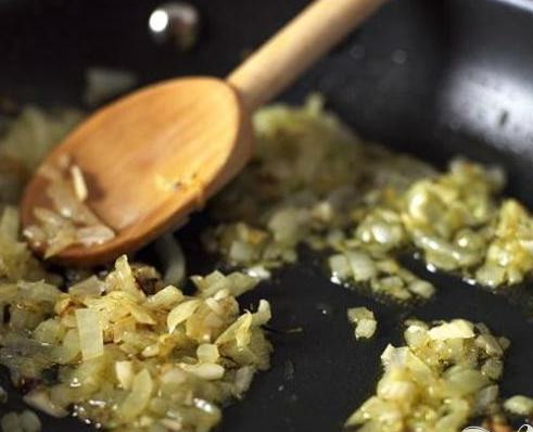 1. Этап. Самые простые котлетки: 2. Масло разогреть на мелкой сковородке и 5 минут жарить в нем лук. После добавить на сковородку лук и жарить еще 1 минуту. Сковородку снять с огня и дать ей остыть.