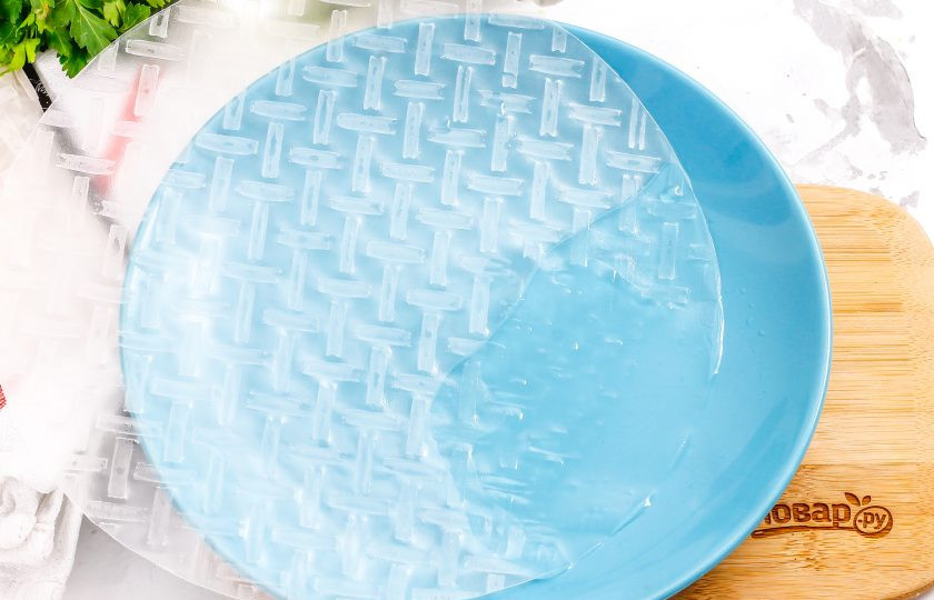 1. Этап. Харумаки: Сковороду с растительным маслом поместите на плиту и прогрейте масло практически до кипения, затем убавьте нагрев до умеренного. Налейте обычную воду в тарелку и поместите в нее лист рисовой бумаги, смочите примерно 20-30 минут и выложите на досочку или другую тарелку.