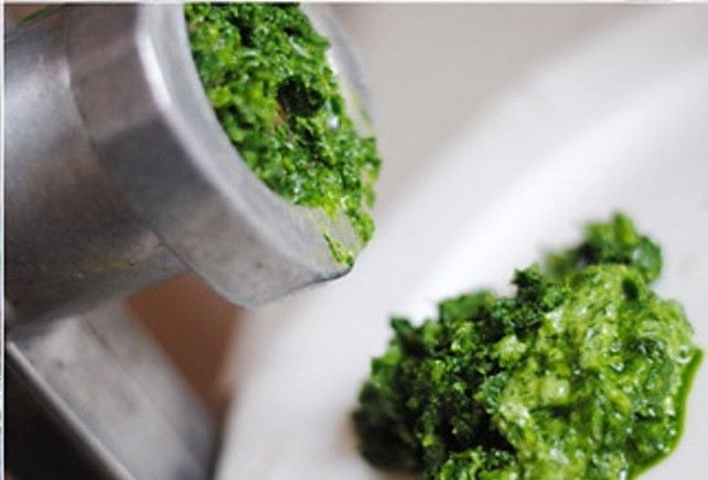 1. Этап. Соус из зелени: Зелень пропустите через мясорубку или очень мелко измельчите с помощью ножа. Смешайте зеленую массу со сметаной.