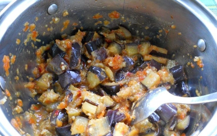 1. Этап. Баклажаны острые по-грузински: Переложите баклажаны в кастрюлю. Всыпьте соль. Готовьте овощи на медленном огне в течение 10 минут, постоянно мешая.