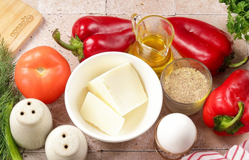 1. Этап. Жареный болгарский перец с сыром: Подготовьте все ингредиенты. Адыгейский сыр можете заменить на брынзу.