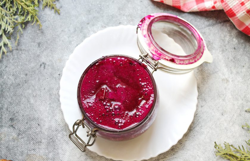 1. Этап. Свекольный уксус: Банку неплотно прикройте крышкой и уберите в темное место на 10 дней, перемешивая содержимое дважды в день.