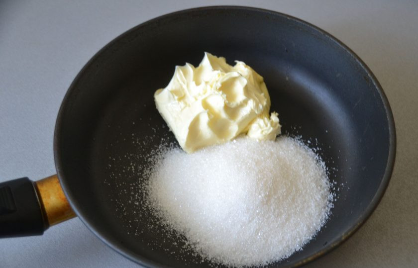 1. Этап. Грушевый пирог с карамельной заливкой: Минут за 10 до того, как тесто охладится, подготовьте карамельную заливку, положите на сковороду сливочное масло 150 грамм и сахар 90 грамм, нагрейте помешивая, чтобы сахар полностью растворился, добавьте ванильный сахар.