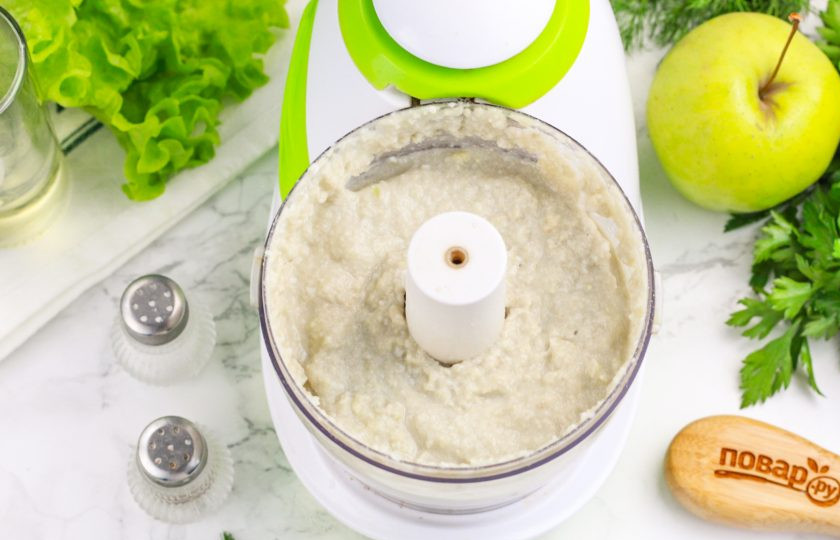 1. Этап. Форшмак из мойвы: Тщательно все пробейте на пульсирующем режиме техники в течение 3-4 минуты, чтобы все ингредиенты как следует отпюрировались.