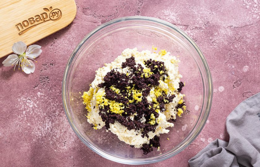 1. Этап. Постные сырники: Переложите массу в глубокую миску, добавьте мак и цедру лимона.