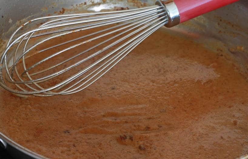 1. Этап. Вкусная говяжья подлива: 10. С помощью венчика хорошенько перемешайте масляно-мучную смесь.