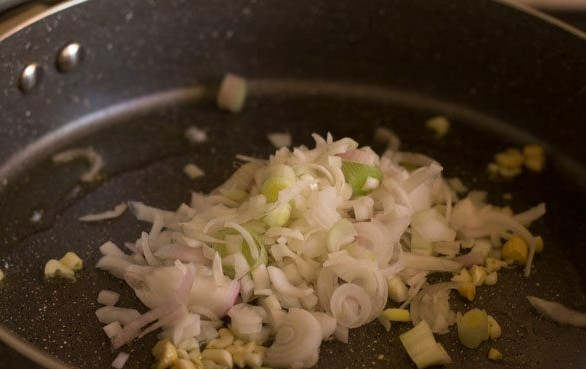 1. Этап. Рис с грибами: 3. Добавьте измельченный лук и жарьте до прозрачности.