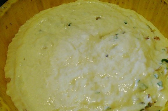 1. Этап. Заливной пирог на кефире: Добавляем просеянную муку. Замешиваем жидкое тесто примерно, как на оладьи, или чуть гуще. Форму для пирога смазываем маслом, выливаем часть теста, выкладываем часть начинки, сверху еще наливаем совсем немного теста.