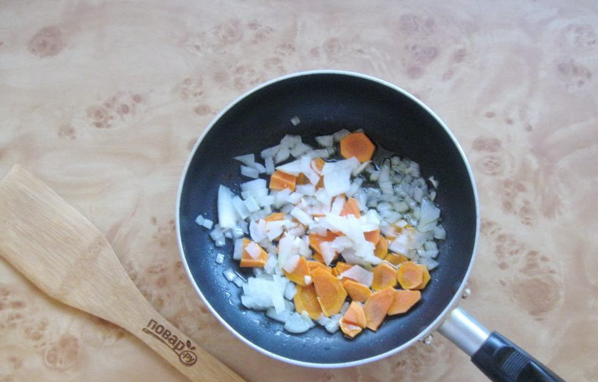 1. Этап. Томатный суп с треской: Припустите овощи на небольшом огне в течение 8-10 минут, перемешивая.