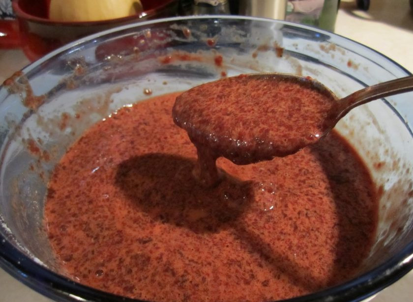 1. Этап. Печеночные оладьи (классический рецепт): 1. Хорошенько зачистите печень от прожилок и сгустков крови. Измельчите в блендере или с помощью мясорубки, добавьте лук (измельченный в блендере или тертый). Вбейте яйцо, посолите и поперчите.