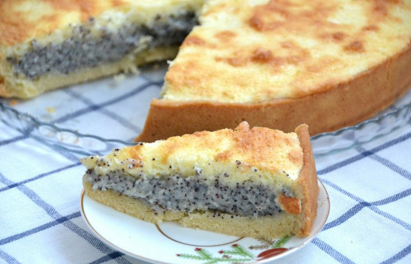 1. Этап. Маковый пирог со сметанной заливкой: Традиционно покажу пирог в разрезе. У него тонкая корочка из песочного теста, нежная маковая начинка и воздушная меренговая корочка. Такой пирог будет точно не хуже любого торта.