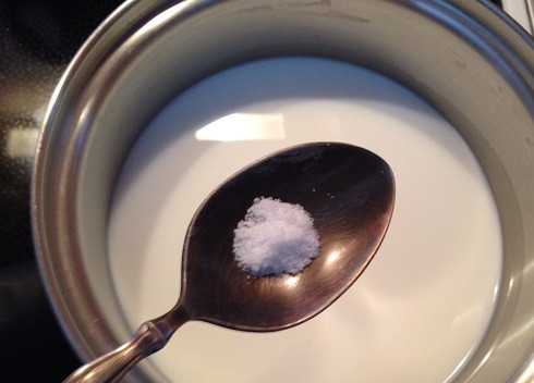 1. Этап. Манная каша с медом: Добавим соль и нагреваем молоко до кипения.