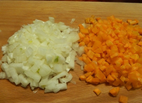 1. Этап. Нежный кекс с куриной печенью: 1. Овощи необходимо почистить, а затем нарезать мелкими кубиками.