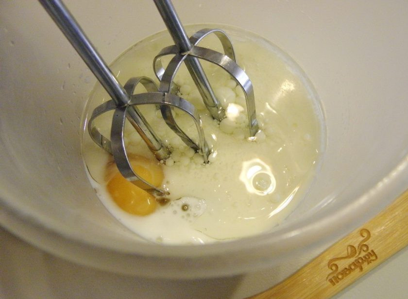 1. Этап. Американские панкейки: 2. Возьмите глубокую удобную тару для смешивания продуктов миксером. Влейте туда молоко, добавьте масло растительное, щепотку соли, сахар и яйцо. Миксером на максимальных оборотах взбейте смесь до образования пены, минут 5-7.