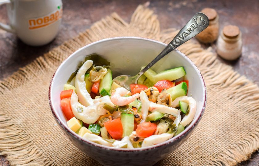 1. Этап. Салат из морского коктейля: Твердый сыр также нарежьте небольшими кубиками, добавьте в салат. Сыр выбирайте вкусный, сливочный.