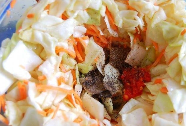 1. Этап. Салат из капусты по-корейски: 3. По прошествии отведенного времени капустно-морковную смесь слегка отожмите, слейте жидкость. Добавьте сахар и уксус по вкусу, перемешайте. Посередине сделайте углубление, всыпьте туда специи, измельченную зелень и чеснок.