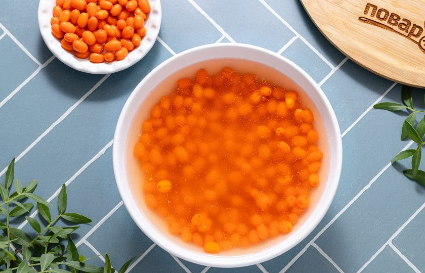 1. Этап. Повидло облепиховое: Облепиху промойте, откиньте на сито. Переложите в глубокую миску и залейте горячей водой. Оставьте на 5 минут. После слейте воду.