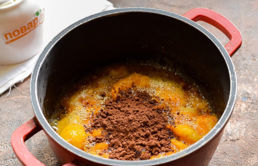 1. Этап. Абрикосовое варенье с какао: Добавьте какао-порошок в варенье.