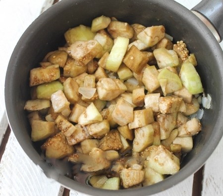 1. Stage. Fried eggplant caviar: Drain the water from the eggplant and pour it to the onion, fry for 15 minutes.