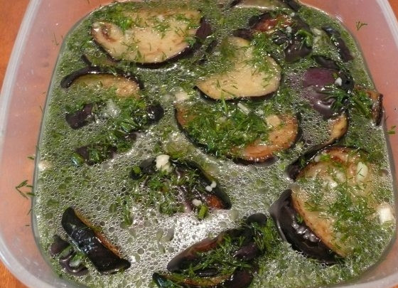 1. Этап. Быстро маринованные баклажаны: Заливаем воды столько, чтобы она слегка покрывала их. Добавляем уксус и укроп. Хорошо перемешиваем. Если это блюдо понадобится вам сегодня - оставляем при комнатной температуре часа на 3-4. Если на завтра - поставьте его в холодильник.