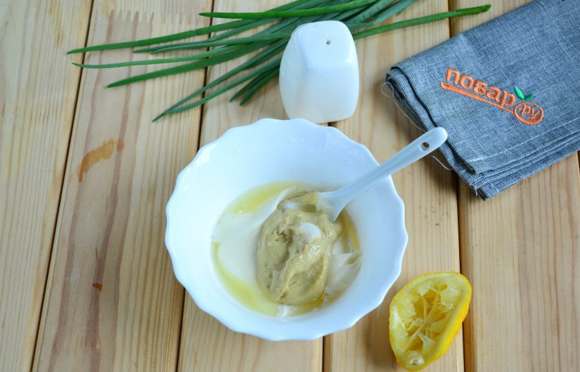 1. Этап. Шашлык из свиной лопатки: Подготовьте маринад. В небольшой миске смешайте майонез, горчицу, сок половины лимона. Майонез и горчицу можно использовать в разных пропорциях - больше майонеза, больше горчицы, я беру их поровну, такой вариант мне нравится больше всего. Горчица во время запекания теряет остроту, оставляя лишь приятный аромат и нежный вкус.