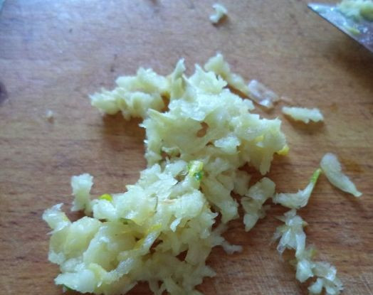 1. Этап. Салат к борщу: Очистить чеснок и натереть на мелкой терке или пропустить через чеснокодавку.