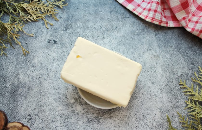 1. Этап. Топленое масло из сливочного в домашних условиях: Подготовьте сливочное масло из которого и будем делать топленое.