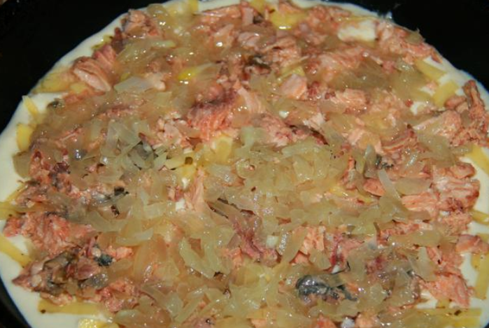 1. Этап. Пирог с рыбой на кефире: Измельчаем и слегка обжариваем лук, смешиваем его с горбушей. Выкладываем массу поверх картофеля.