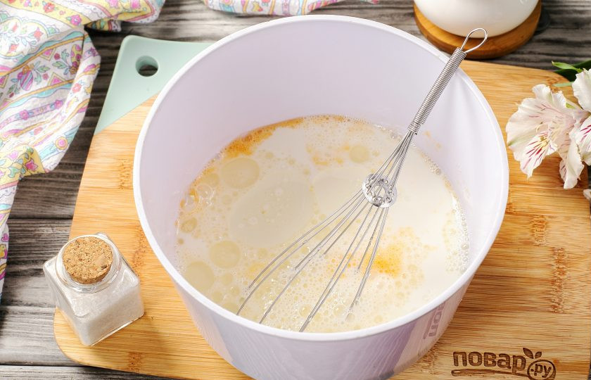 1. Этап. Блины с цельнозерновой мукой и крахмалом: Добавьте молоко и масло.