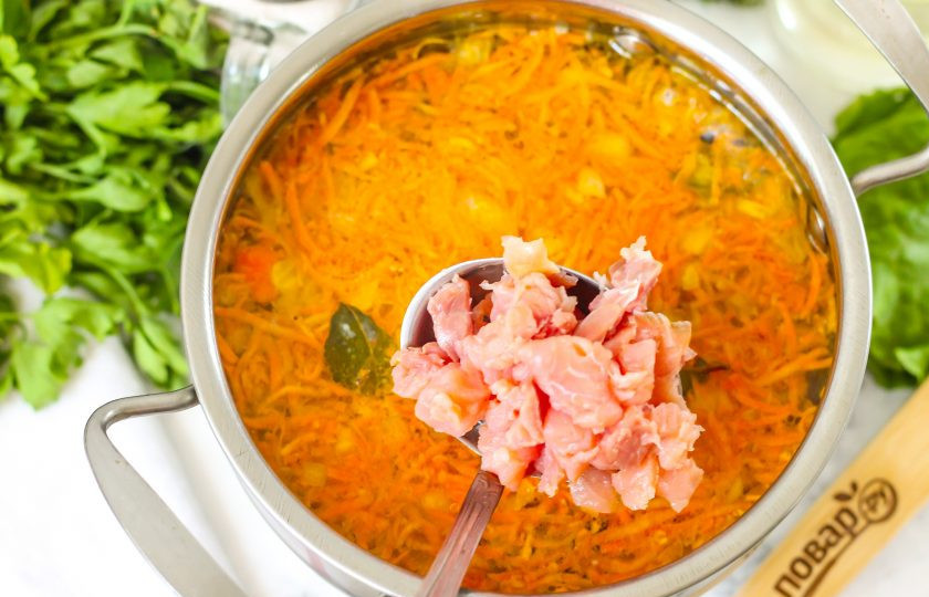 1. Этап. Суп из копченой семги: Нарежьте копченую семгу кубиками и выложите в кастрюлю, посолите суп. Отварите примерно 2-3 минуты.