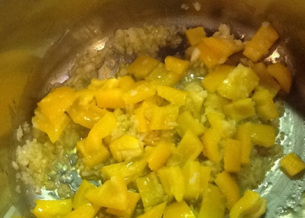 1. Этап. Баклажаны, тушеные с овощами: Ставим сковороду с маслом на медленный огонь, кидаем в нее лук, немного обжариваем его, а потом туда же кидаем и перчики, обжариваем их еще минуты 2. Не забываем при этом помешать лопаткой.