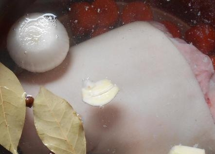 1. Этап. Cвиная рулька по-немецки: В большую глубокую кастрюлю выкладываем специи, рульку и овощи. Заливаем водой так, чтобы покрыть полностью рульку. Ставим на большой огонь, чтобы закипело. Убираем пену, делаем огонь маленький. Варим рульку 2-3 часа под крышкой.