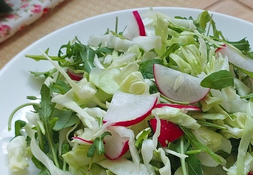 1. Этап. Овощной салат с вареным адыгейским сыром: Салат выкладываем на тарелку