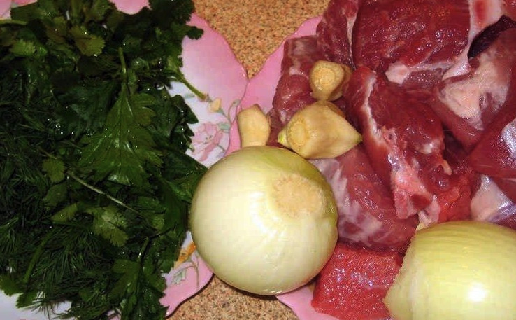 1. Этап. Хинкали со свининой: Подготовьте мясо и зелень. Все вымойте. Мясо пережьте на некрупные кусочки, а зелень можно порвать руками или измельчить ножом.
