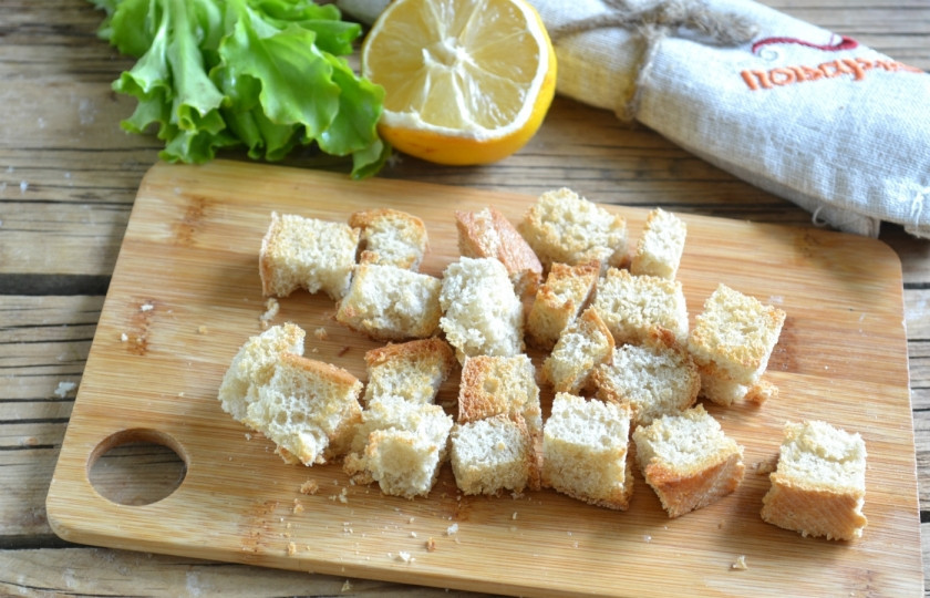 1. Этап. Салат из филе индейки: 4. Ломтик хлеба порежьте небольшими кубиками и подсушите в духовке.