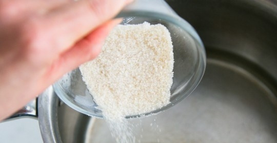 1. Этап. Капустный салат с клюквой: затем сахар,