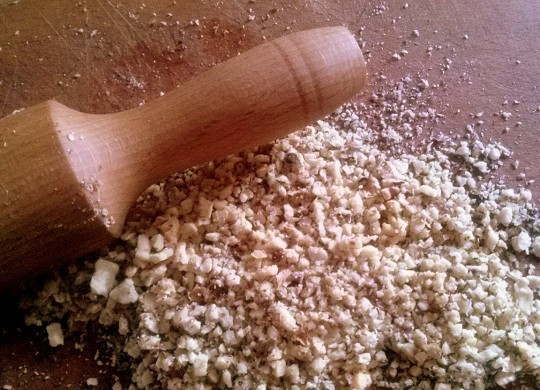 1. Этап. Булочки с корицей без дрожжей: Пока тесто размораживается, подготовьте начинку: измельчить орехи с помощью скалки.