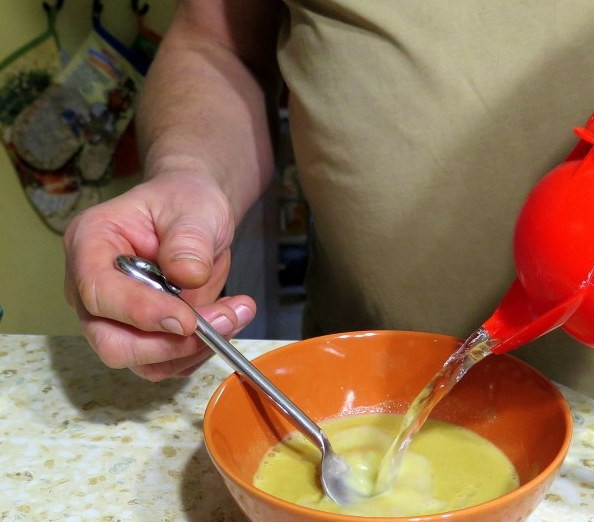 1. Этап. Горчичный соус для селедки: 5. Поскольку наш соус получается густым, я добавляю в него немного воды.