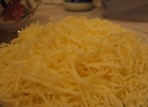 1. Этап. Цветная капуста с грибами и сыром: 5. Натереть на терке любимый сыр.