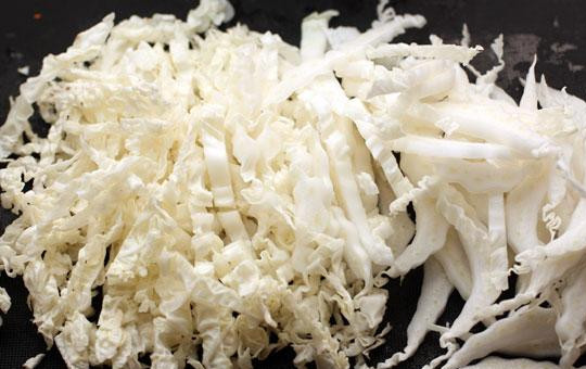 1. Этап. Суп с шиитаке: Шинкуем капусту и сельдерей.