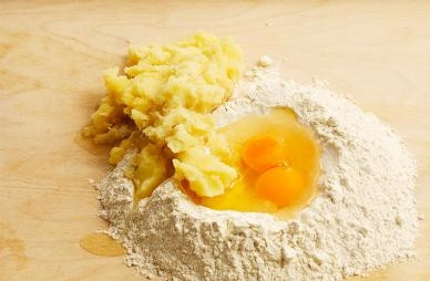 1. Этап. Картофельные кнедлики: А теперь замесим тесто из муки, измельченного картофеля, яиц. Не забываем добавить соль.