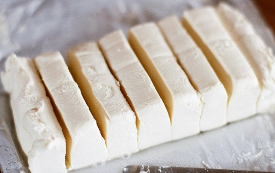 1. Этап. Оригинальные рулетики с сыром и огурцом: 1. Сыр нарежьте небольшими кусочками. Используем классический крем-сыр - 