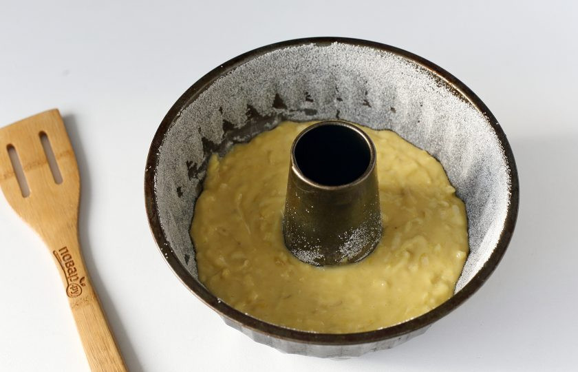 1. Этап. Бананово-яблочный кекс: Форму для запекания смажьте маслом. Дно и бока посыпьте мукой или манкой. Перелейте готовое тесто и выпекайте кекс в духовке при температуре 180 градусов около 30-40 минут.